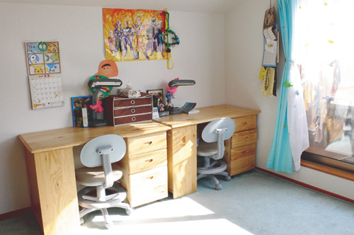 バルコニ―に出る大きな窓のある明るい部屋が、お子さまたちのデスクが並ぶ勉強部屋